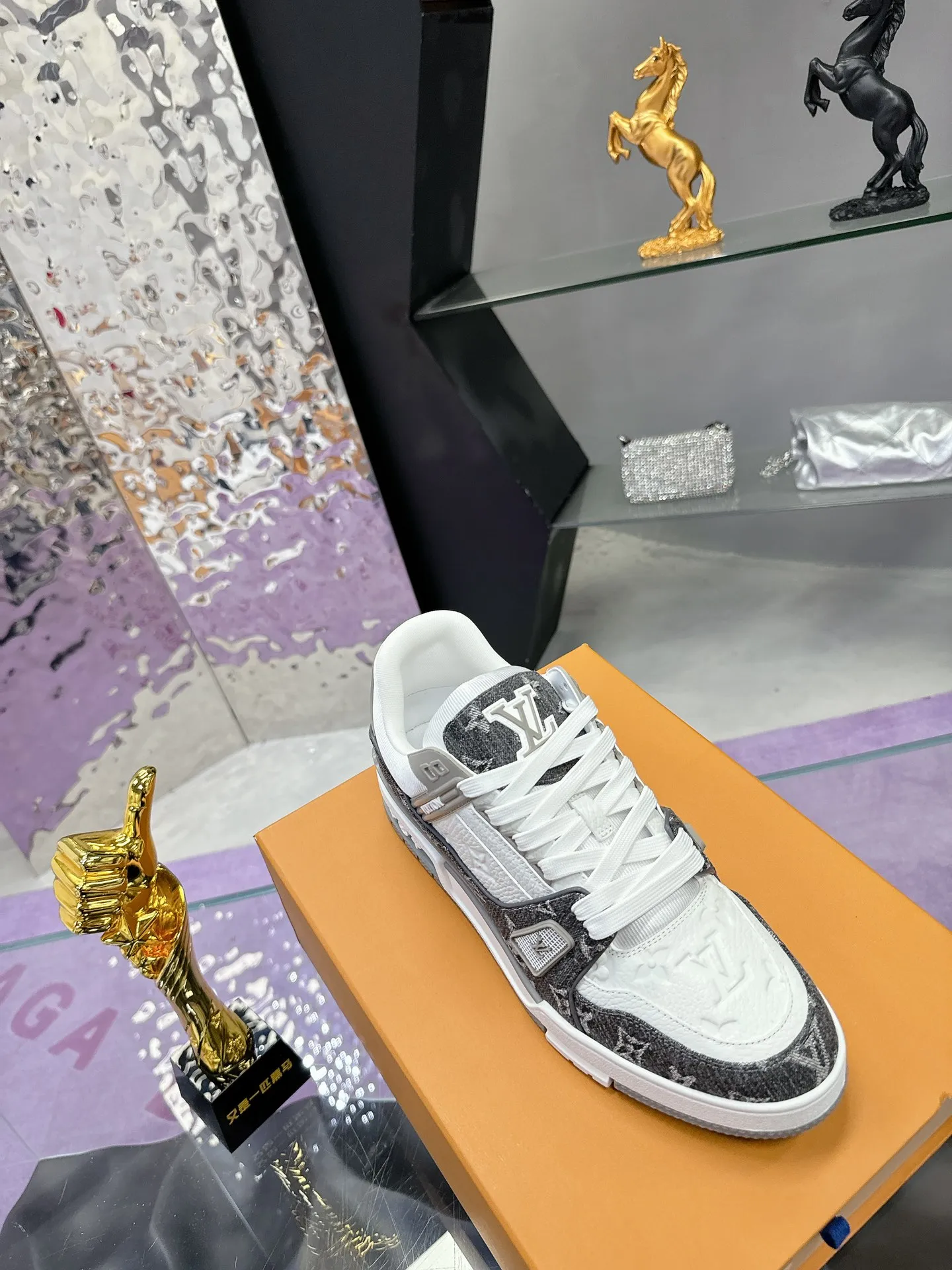 👟👟Ex-factory price 720👟👟 Original development, quality shipments, welcome to compare ❥❥❥❥❥❥LV Trainer Maxi sneakers series LV Trainer Maxi sneakers introduce the loose silhouette of the ready-to-wear series into the LV Trainer sneaker design written by Virgil Abloh, making an eye-catching appearance at the 2024 spring and summer men's wear show. The cow leather upper is combined with rough fabric laces, and colorful beading highlights the brand's classic elements. LV letters mark the tongue and Monogram floral outsole. Mixed materials Made of first-layer cowhide, wrapped in imported custom-printed denim, thick shoelace design, large Monogram print on the side, "lv 54" badges on the tongue and heel, rubber outsole decorated with Monogram flowers, mesh lining and cotton feet, the comfort is as extreme as ever, premium heritage, quality first, worth owning! Size: 35-40 for women, 39-44 for men (45 is custom-made and cannot be returned or exchanged) ♡Full set of packaging with original gift box